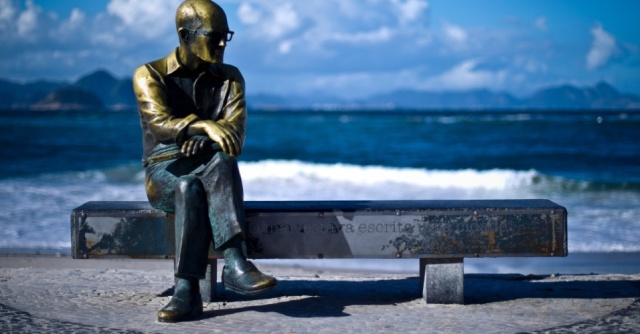 foto da estátua de Carlos Drummond de Andrade em Copacabana, Rio de Janeiro 